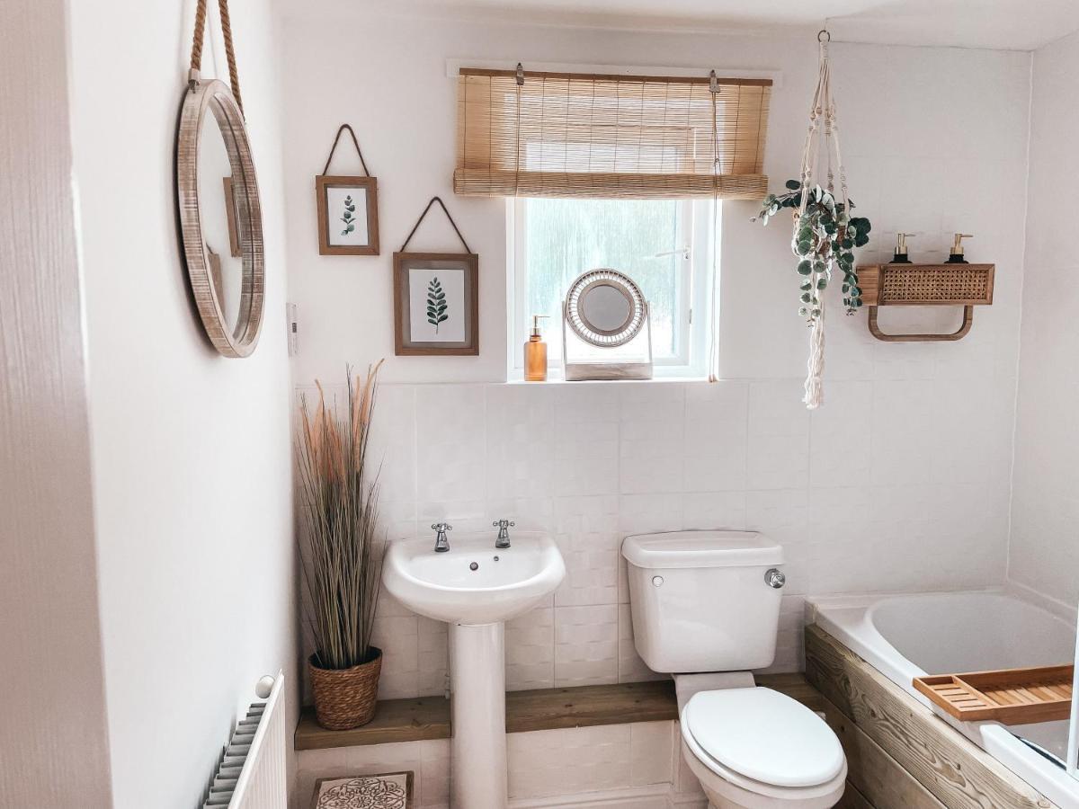 Hollybush Apartment, By Solace Stays Newport  Dış mekan fotoğraf