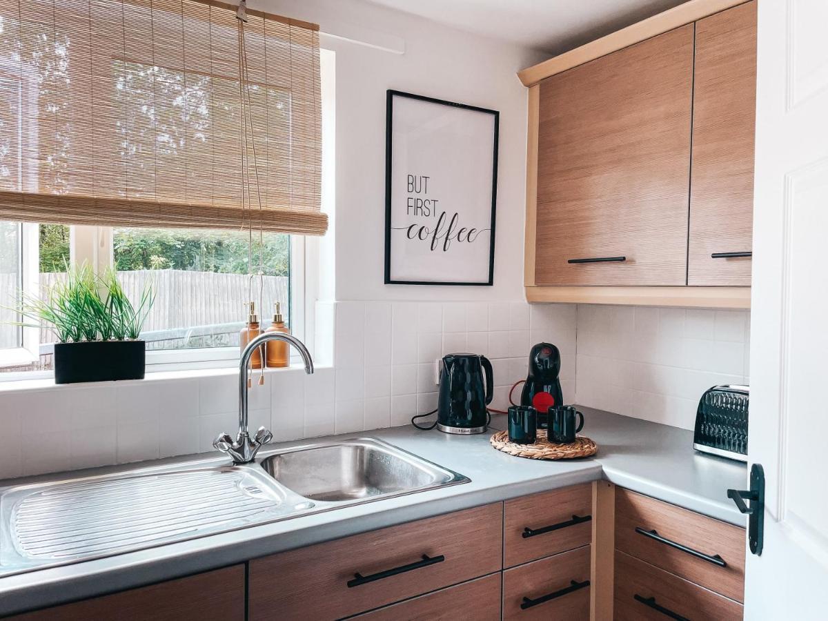 Hollybush Apartment, By Solace Stays Newport  Dış mekan fotoğraf